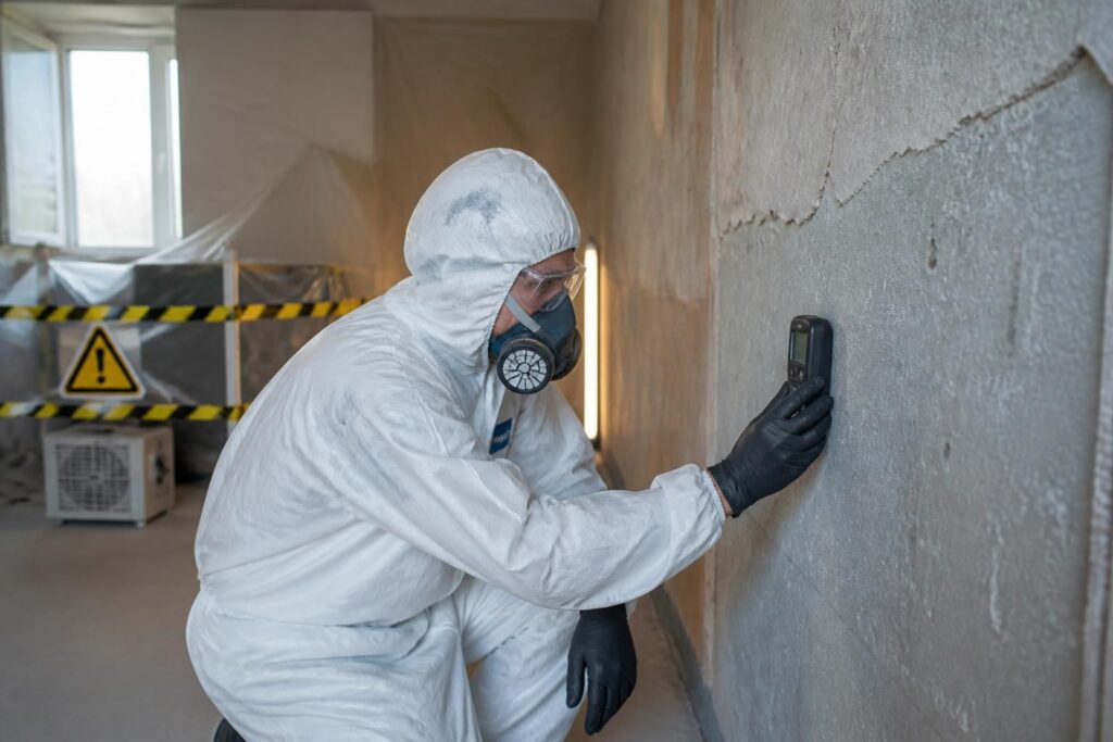 découvrez comment détecter et gérer l'amiante ciment dans vos murs lors de rénovations pour assurer la sécurité et respecter les réglementations.
